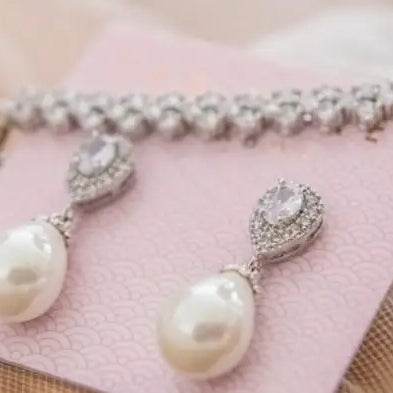 The Ultimate Guide to Choosing the Best Earrings for Your Girlfriend